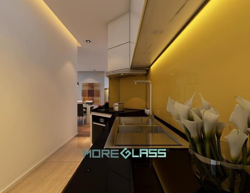 Bố trí mẫu kính ốp bếp màu vàng thư tươi tắn cho không gian phòng bếp thêm mới lạ đầy sức sống. Thiết kế nội thất phòng bếp